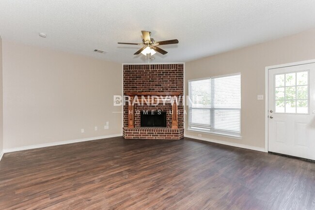 1520 Warwick Dr in Lancaster, TX - Foto de edificio - Building Photo