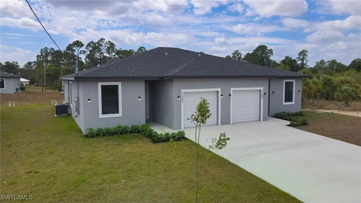 1266 Milwaukee Blvd in Lehigh Acres, FL - Building Photo