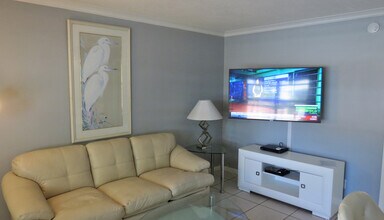 2131 N Ocean Blvd, Unit 11 in Fort Lauderdale, FL - Building Photo - Building Photo