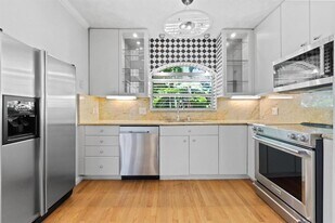 609 NE 9th Ave in Fort Lauderdale, FL - Building Photo