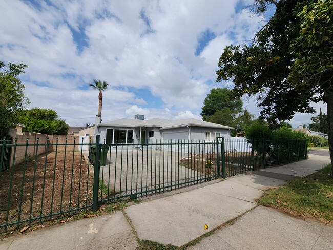 6621 Chimineas Ave in Reseda, CA - Building Photo - Building Photo