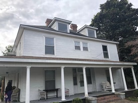 221 E Covington St, Unit 221 E Covington Unit A in Laurinburg, NC - Building Photo