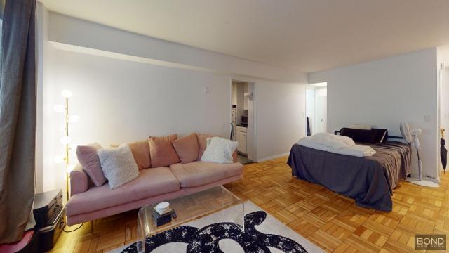 321 E 45th St in New York, NY - Building Photo - Building Photo