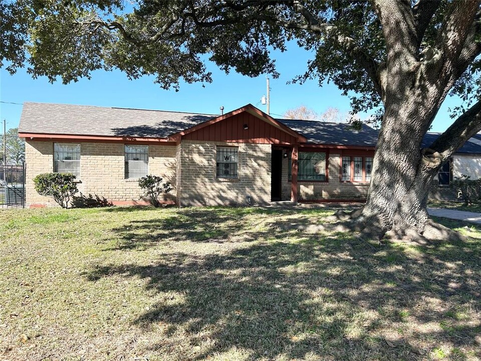 9338 Sierra Dr in Houston, TX - Building Photo