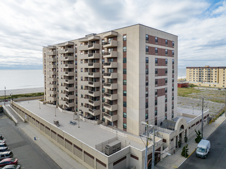 Sea Pointe Towers in Long Beach, NY - Building Photo