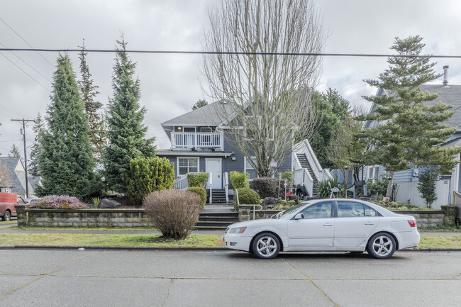Broadway Manor in Bremerton, WA - Foto de edificio - Building Photo