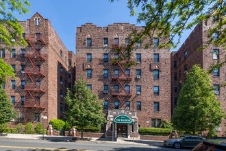 92-11 35th Avenue in New York, NY - Foto de edificio - Building Photo