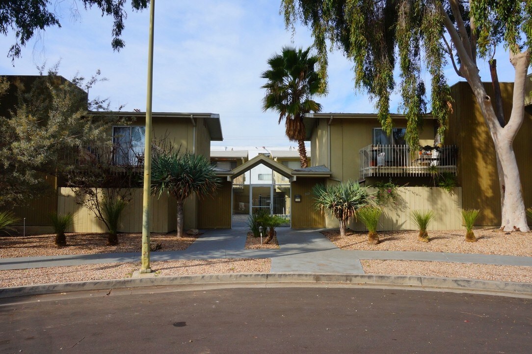 Buffalo Ave. Apartments in Sherman Oaks, CA - Building Photo