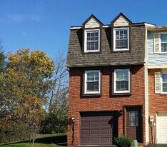 208 Bonnie Brae Dr in Moon Township, PA - Building Photo
