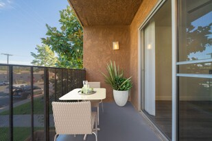 1440 Oak Dr, Unit H4 in Vista, CA - Building Photo