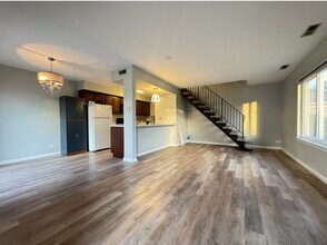 1687 Cornell Dr in Hoffman Estates, IL - Foto de edificio - Building Photo