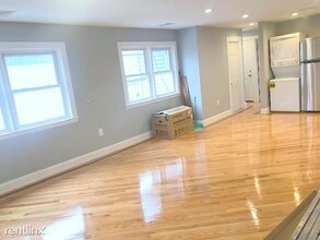 21 Ashland St-Unit -Apt 2 in Malden, MA - Foto de edificio - Building Photo