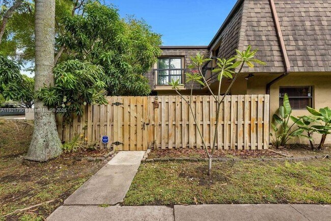 14249 SW 94th Cir Ln in Miami, FL - Building Photo - Building Photo