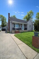 17 Wyckoff St in Deal, NJ - Building Photo