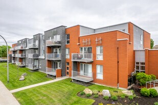 Villas Pierrfonds in Pierrefonds, QC - Building Photo