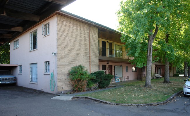 1961 Center St NE in Salem, OR - Foto de edificio - Building Photo