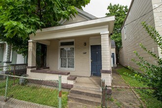 2230 W Main St in Louisville, KY - Foto de edificio - Building Photo