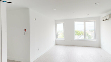 42 North Beacon St, Unit 503 in Boston, MA - Foto de edificio - Building Photo
