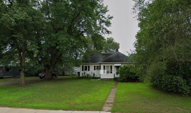 2203 Broadway St S in Menomonie, WI - Foto de edificio - Building Photo