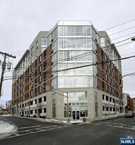 305 Palisade Ave in Cliffside Park, NJ - Building Photo