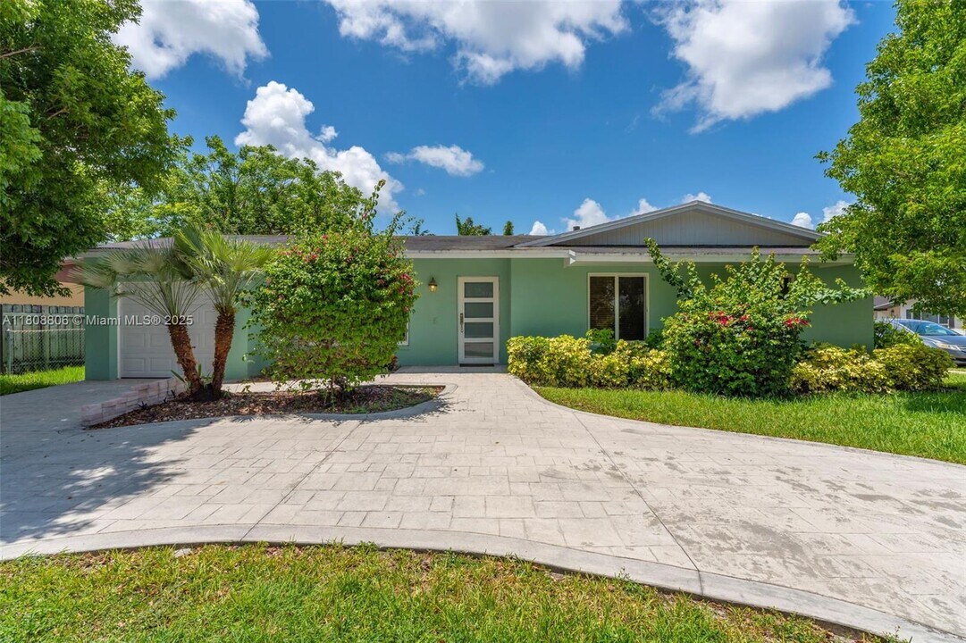 12520 SW 106th St in Miami, FL - Building Photo