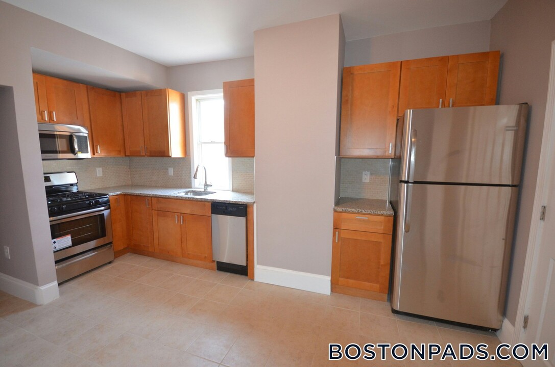 224 Chelsea St in Boston, MA - Building Photo