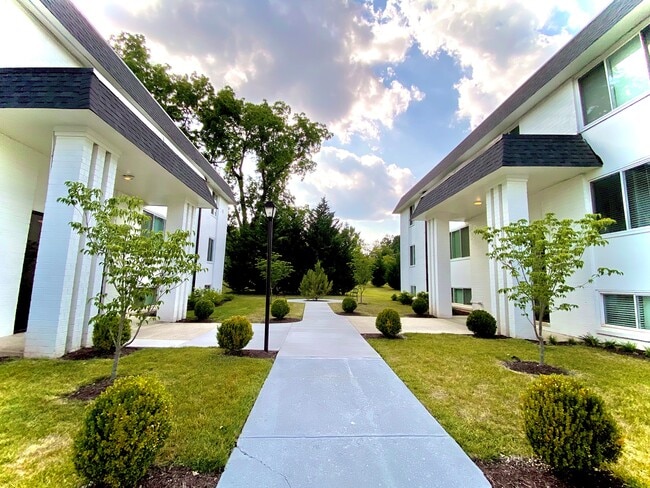 Peakland Apartments in Lynchburg, VA - Foto de edificio - Building Photo
