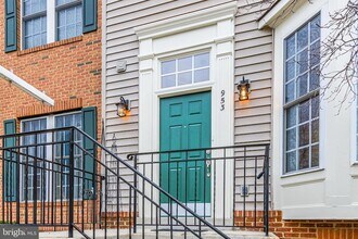 953 Harrison Cir in Alexandria, VA - Building Photo - Building Photo