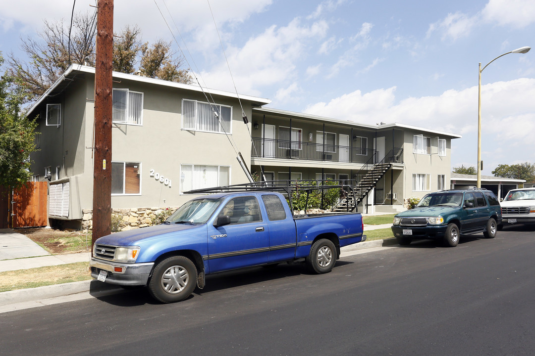 20601 Hartland St in Winnetka, CA - Building Photo