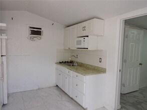 525 E 24th St in Hialeah, FL - Foto de edificio - Building Photo