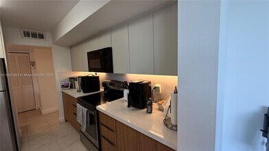 16565 NE 26th Ave in North Miami Beach, FL - Building Photo - Building Photo