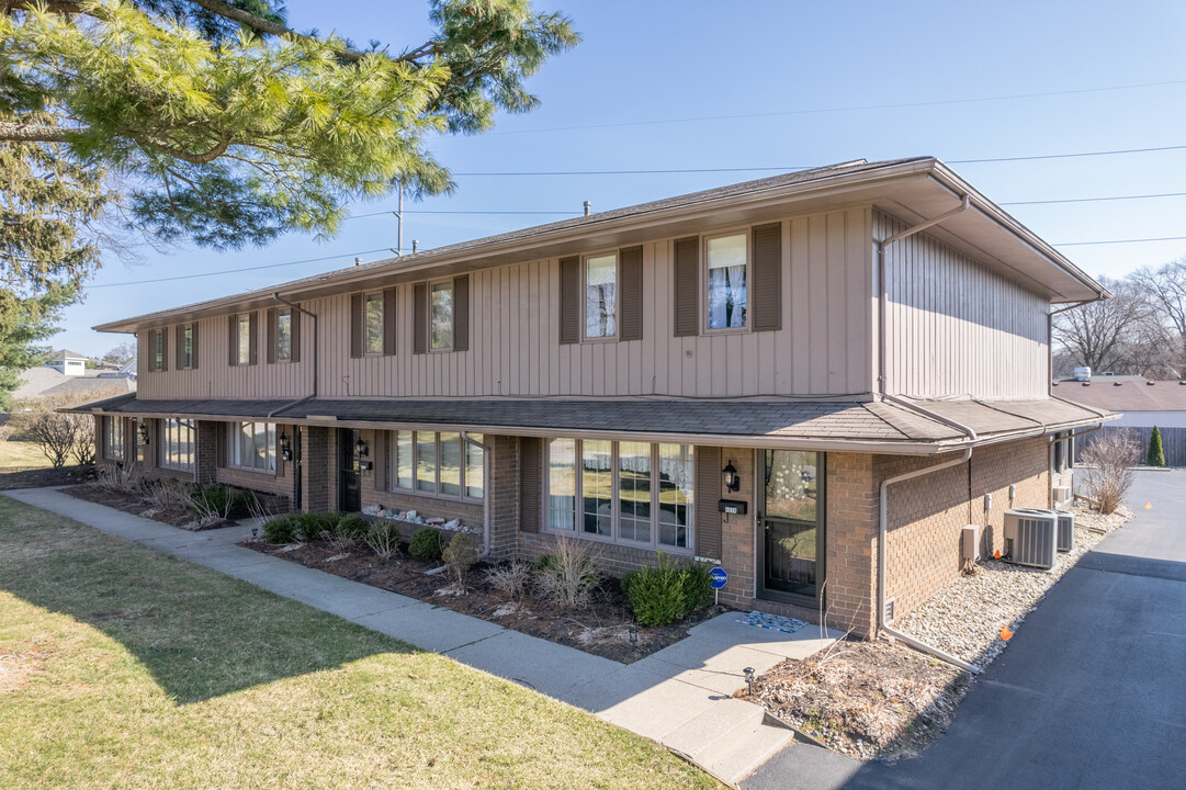 4040 Sherwood Forest Manor Rd in Toledo, OH - Foto de edificio