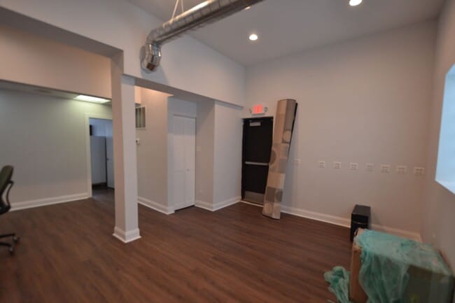 property at 4176 W Montrose Ave