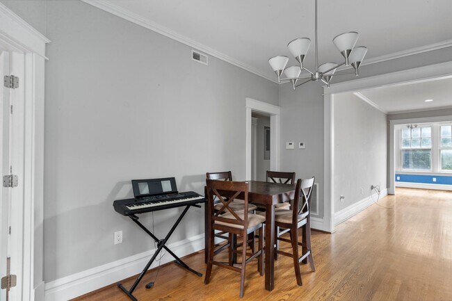 705 Interdrive in University City, MO - Foto de edificio - Building Photo