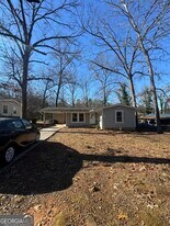 5205 Heather Ln in Atlanta, GA - Building Photo