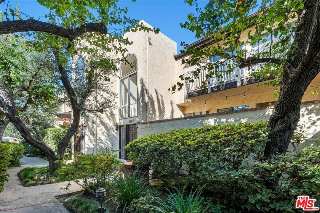 5267 Coldwater Canyon Ave in Van Nuys, CA - Building Photo