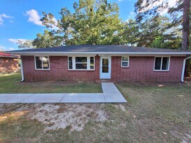 203 Naomi Dr in Dothan, AL - Building Photo