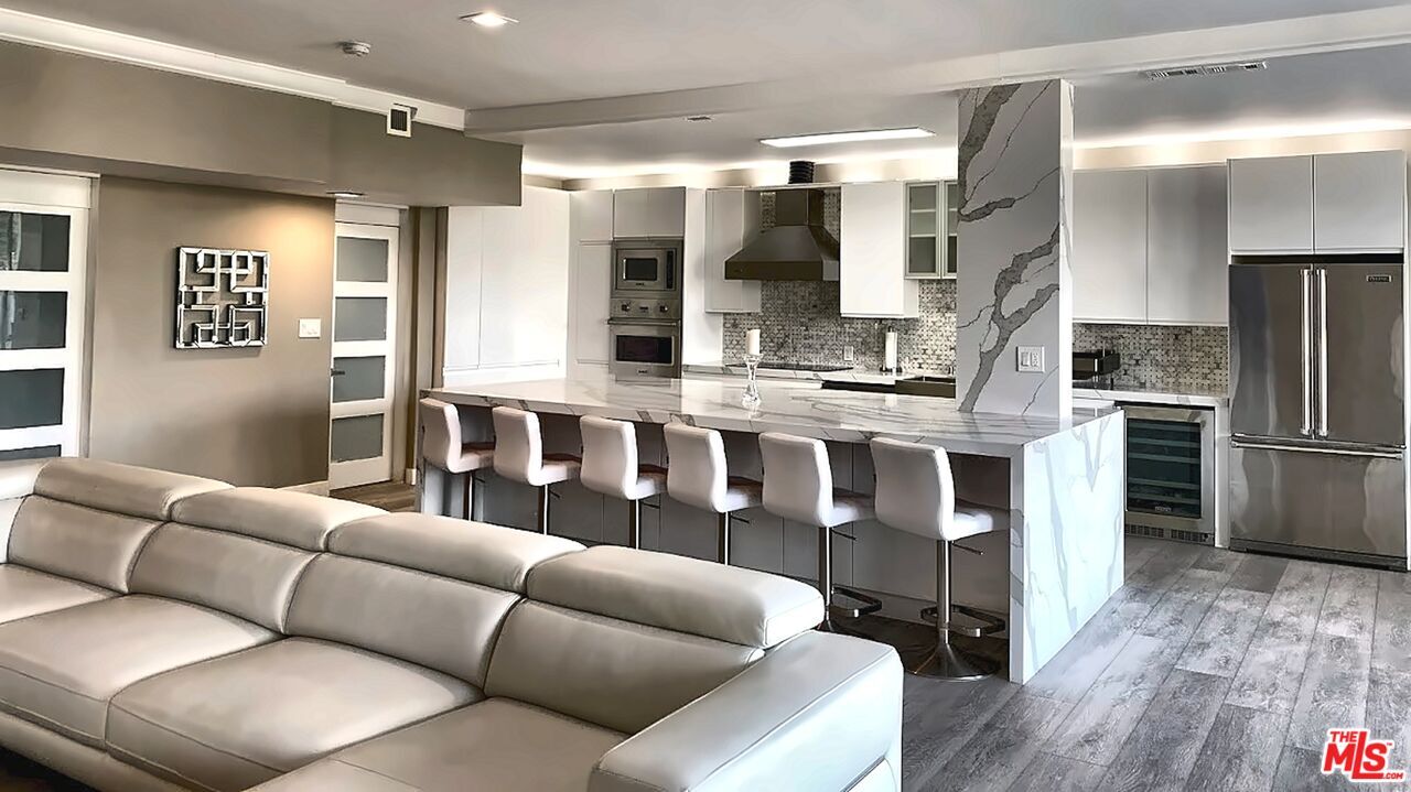 1333 S Beverly Glen Blvd in Los Angeles, CA - Building Photo