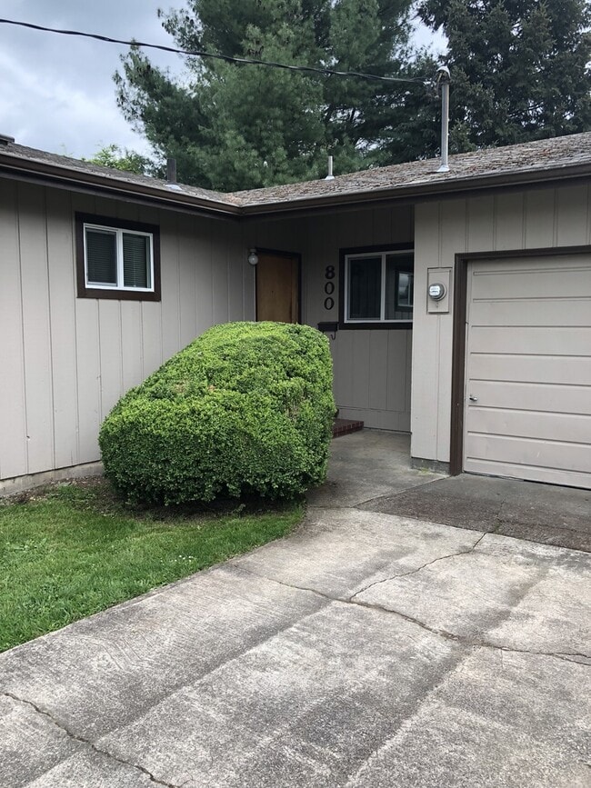 800 NE 15th St in McMinnville, OR - Building Photo - Building Photo