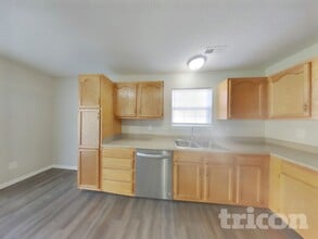 5477 Wood Hollow Dr in Indianapolis, IN - Foto de edificio - Building Photo