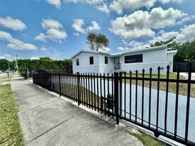 8250 SW 25th St in Miami, FL - Building Photo