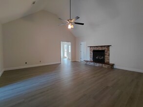 211 Crakston Ct in Bonaire, GA - Foto de edificio - Building Photo