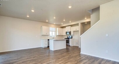 329 Stella St NE in Salem, OR - Foto de edificio - Building Photo