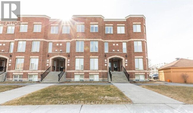 134-134 Berrigan Dr in Ottawa, ON - Building Photo - Building Photo