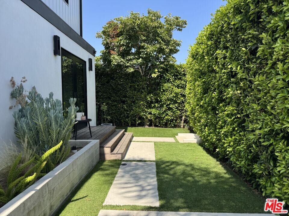 1136 Van Buren Ave in Los Angeles, CA - Building Photo