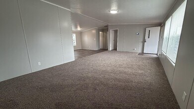 120A Parker Dr in Sanger, TX - Foto de edificio - Building Photo