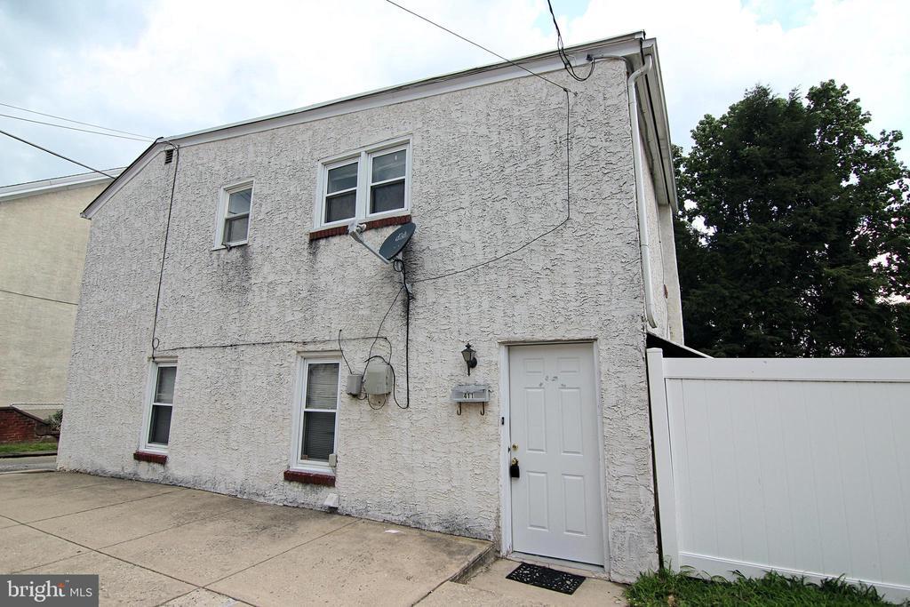 411 Grove St in Bridgeport, PA - Building Photo