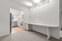 132 Lake Shore Rd, Unit 4 in Boston, MA - Building Photo - Building Photo