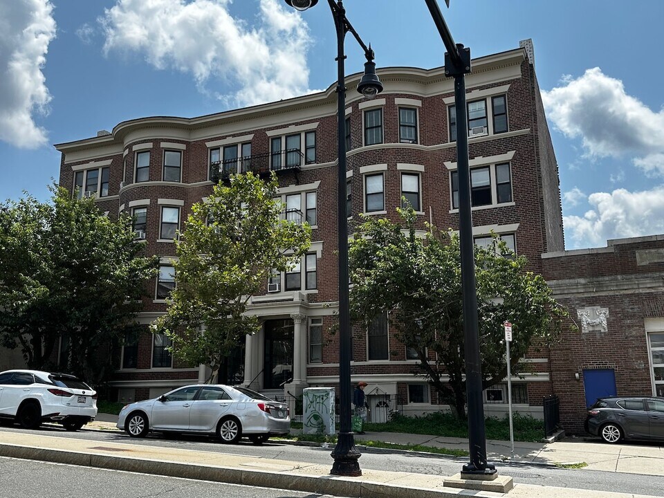 1682 Commonwealth Ave, Unit 2 in Boston, MA - Foto de edificio