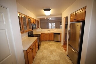 3008 Brittany Pl in Anchorage, AK - Foto de edificio - Building Photo